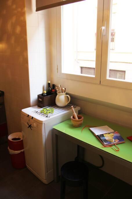 Exclusivo Y Acogedor Con Balcon En Chueca, Con Aire Acondicionado *
