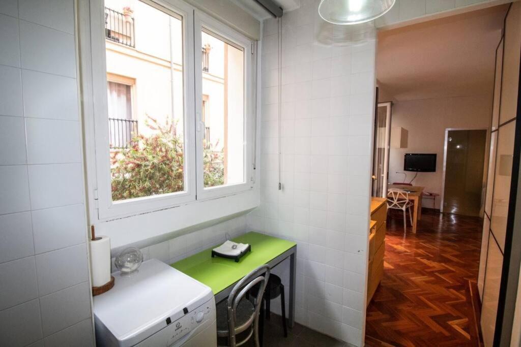 Exclusivo Y Acogedor Con Balcon En Chueca, Con Aire Acondicionado *
