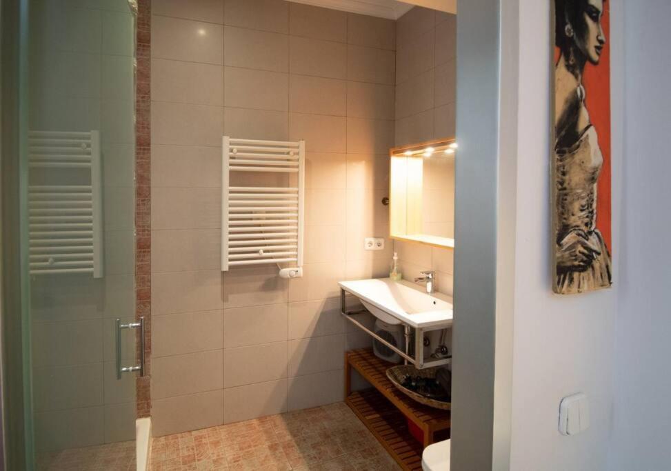 Apartamento Exclusivo Y Acogedor Con Balcon En Chueca, Con Aire Acondicionado